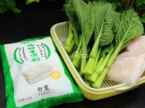食材：广式肠粉专用粉200克、饮用水500克、虾仁肉200克、菜心、食用油、盐、姜粉、生抽、糖、蚝油
