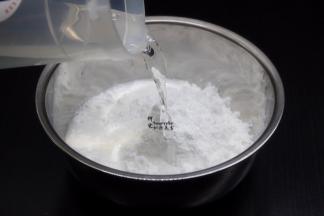 肠粉专用粉200克、加入500克的饮用水，搅拌均匀，无颗粒状；