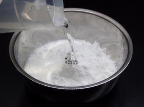 肠粉专用粉200克、加入500克的饮用水，搅拌均匀，无颗粒状；