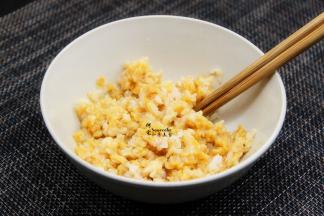 虾仁肉解冻、洗净、放油、盐、生抽、姜粉拌均腌制。虾仁肉，可以用新鲜的虾肉剁碎