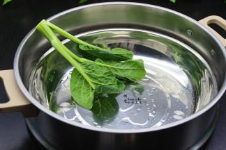 家里的蒸锅是圆形，所以蒸盘也用了圆形，不锈钢的蒸盘到一点油，用洗净菜心叶涂抹均匀，这样的肠粉不仅好吃，也不粘盘。