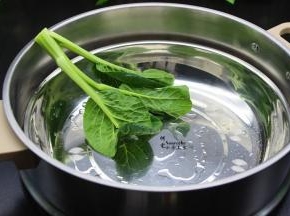 家里的蒸锅是圆形，所以蒸盘也用了圆形，不锈钢的蒸盘到一点油，用洗净菜心叶涂抹均匀，这样的肠粉不仅好吃，也不粘盘。