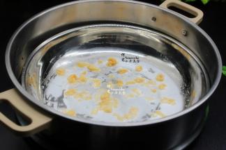 把腌制好的虾肉均匀放在蒸盘上。喜欢吃鸡蛋、牛肉、猪瘦肉，都是这个时候加入蒸盘。