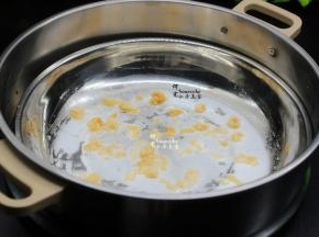 把腌制好的虾肉均匀放在蒸盘上。喜欢吃鸡蛋、牛肉、猪瘦肉，都是这个时候加入蒸盘。