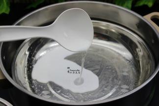 倒入一勺米浆在蒸盘上，左右摆动一下，让米浆在薄薄一层在蒸盘上。