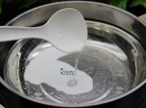 倒入一勺米浆在蒸盘上，左右摆动一下，让米浆在薄薄一层在蒸盘上。