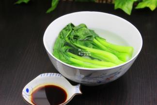 蒸好的肠粉，用刮刀把肠粉卷起，刮刀不要离开蒸盘，连续刮，这样的肠粉就会很完整。