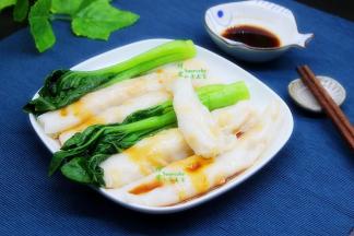 菜心烫熟过冷水，食用油、盐、姜粉、生抽、糖、蚝油、一小勺水放入锅里煮沸，把煮好的调料淋在肠粉上，加上菜心就可以开动吃了