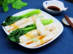 菜心烫熟过冷水，食用油、盐、姜粉、生抽、糖、蚝油、一小勺水放入锅里煮沸，把煮好的调料淋在肠粉上，加上菜心就可以开动吃了