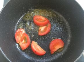 放入西红柿翻炒
