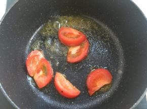 放入西红柿翻炒
