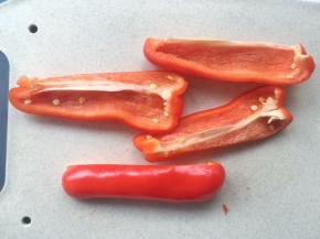 家里没有绿辣椒，我就用的红色的，辣椒切块备用