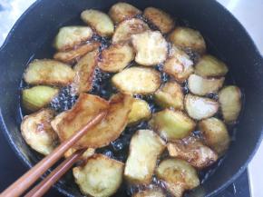 同样将茄子炸至金黄色