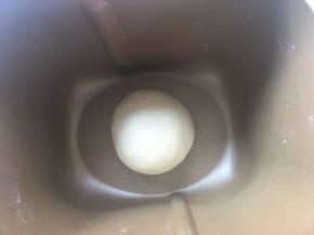 将面团揉光滑，放入面包桶内，启动发酵程序发酵面团
