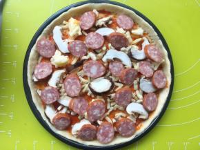 撒上黑椒牛肉肠片
