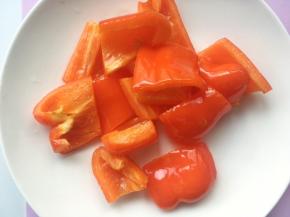 将辣椒倒入油锅内，炸10几秒捞出