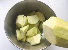 茄子去皮，切成跟土豆同等大小的块 