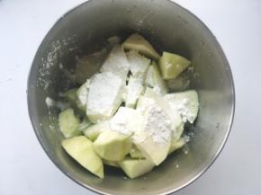 茄子块洗干净，捞出，加入玉米淀粉，搅拌均匀