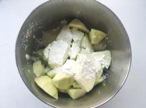 茄子块洗干净，捞出，加入玉米淀粉，搅拌均匀