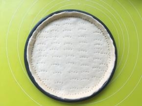 用叉子在面片底部分扎出洞洞，尽量多扎一些，这样可以防止烘烤的过程中，底下有空气将披萨顶起来
