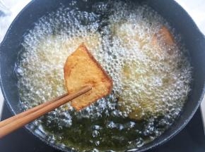 将土豆块炸至金黄色