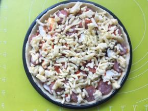 表层再撒上多多的马苏里拉芝士，多一点的芝士，烘烤出来的披萨会有长长的拉丝
