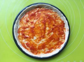 用刮刀抹上一层番茄酱

