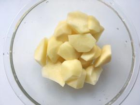 土豆洗干净去皮，之后切成大小相同的块，将土豆块泡水备用 