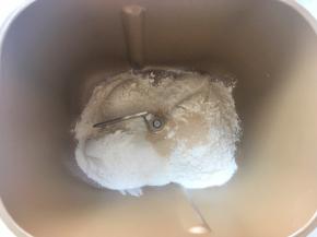 面包桶内加入高筋面粉、细砂糖跟酵母
