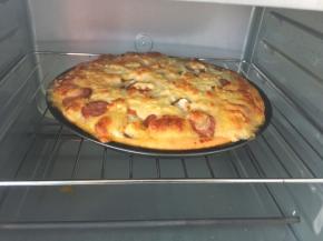 出炉不烫时就可以吃啦，薄薄的饼底搭配上黑椒牛肉肠，切下一小块还有长长的拉丝，吃起来特别过瘾