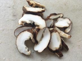 香菇洗干净，滤干水份切片备用
