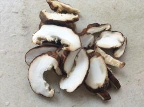 香菇洗干净，滤干水份切片备用
