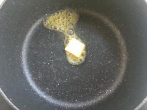 锅内小火加入，将剩下的10克黄油放入锅内，加热至融化
