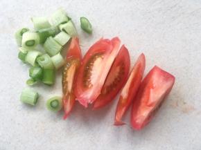 葱切碎末，西红柿切块 