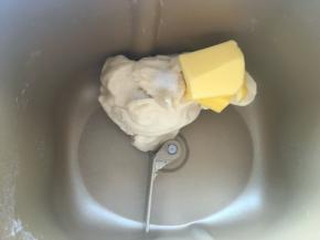 加入一小撮盐跟20克黄油，继续启动揉面程序，将材料揉均匀
