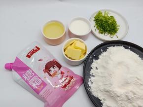 所有原材料称重，低筋面粉提前过筛。准备小香葱只保留葱绿、切碎备用。