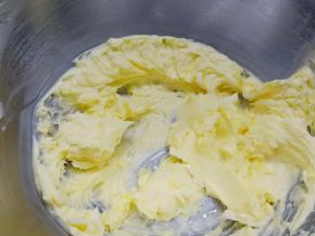 黄油取出室温软化，打蛋器打发至松软。