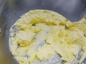 黄油取出室温软化，打蛋器打发至松软。