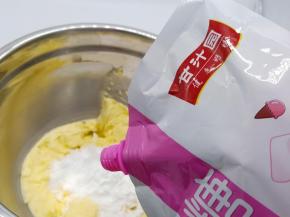 再加入甘汁园糖霜、细盐、打蛋器低速打发至黄油变白、体积膨大。