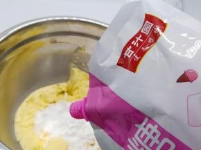 再加入甘汁园糖霜、细盐、打蛋器低速打发至黄油变白、体积膨大。