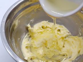 分次加入玉米油。