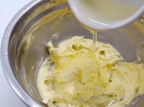 分次加入玉米油。