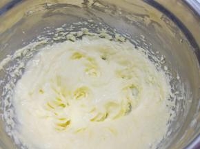 打蛋器中速搅打至乳膏状。