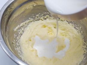 再分次加入纯牛奶。