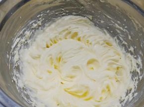 用打蛋器搅打均匀。