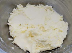 筛入低筋面粉、用翻拌刀翻拌成均匀的面糊。