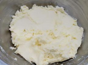 筛入低筋面粉、用翻拌刀翻拌成均匀的面糊。