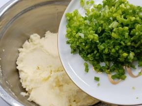 加入香葱碎、喜欢的可以多加5克。