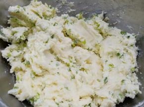 然后混合形成比较湿润的面糊。