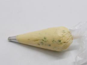 面糊混合好装入裱花袋，选用曲奇裱花嘴。